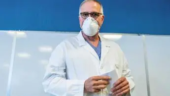 Covid, Zangrillo posta foto paziente non vaccinata: \"Curare tutti\"