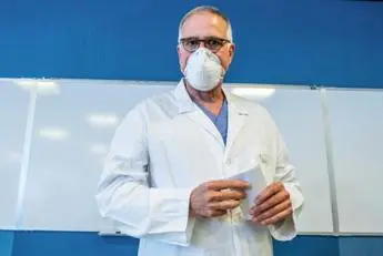 Covid, Zangrillo posta foto paziente non vaccinata: \"Curare tutti\"