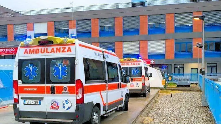 Covid-19, no-vax 16enne in terapia intensiva all’Annunziata di Cosenza