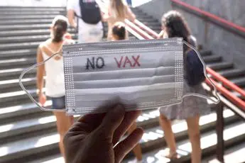 Covid, anestesisti: \"No vax si convincono solo quando ricoverati\"