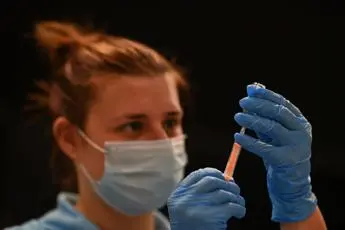 Vaccino covid, efficacia scende per forme lievi: il report