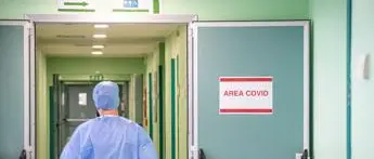 Covid oggi Italia, Rt in lieve calo: sale incidenza