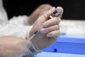 Draghi, obbligo vaccinale e terza dose: cosa dicono gli esperti