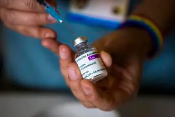 AstraZeneca, accordo con Ue: azienda consegnerà tutte le dosi