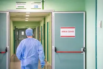 Covid oggi Italia, Rt in lieve calo: sale incidenza
