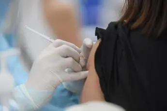 Vaccino Covid a 12-15enni, Pregliasco ai genitori: \"Va fatto\"