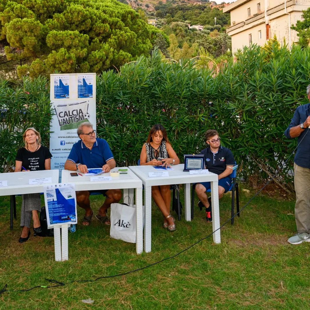 Grande successo per l'iniziativa di \"Calcio l'autismo\"sul porto di Cetraro