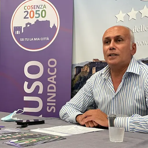 Comunali Cosenza 2021, il M5S: \"Valutiamo appoggio a Franz Caruso\"