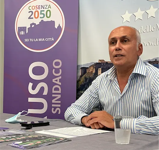 Comunali Cosenza 2021, il M5S: \"Valutiamo appoggio a Franz Caruso\"