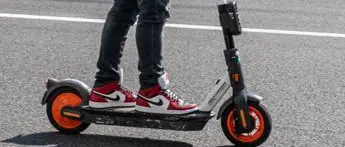 Monopattini truccati nel crotonese, multe e sequestri: i carabinieri scoprono un minore con un coltello\n