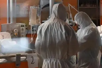 Vaccino obbligatorio, \"80% sanitari non vaccinati ancora lavora\"