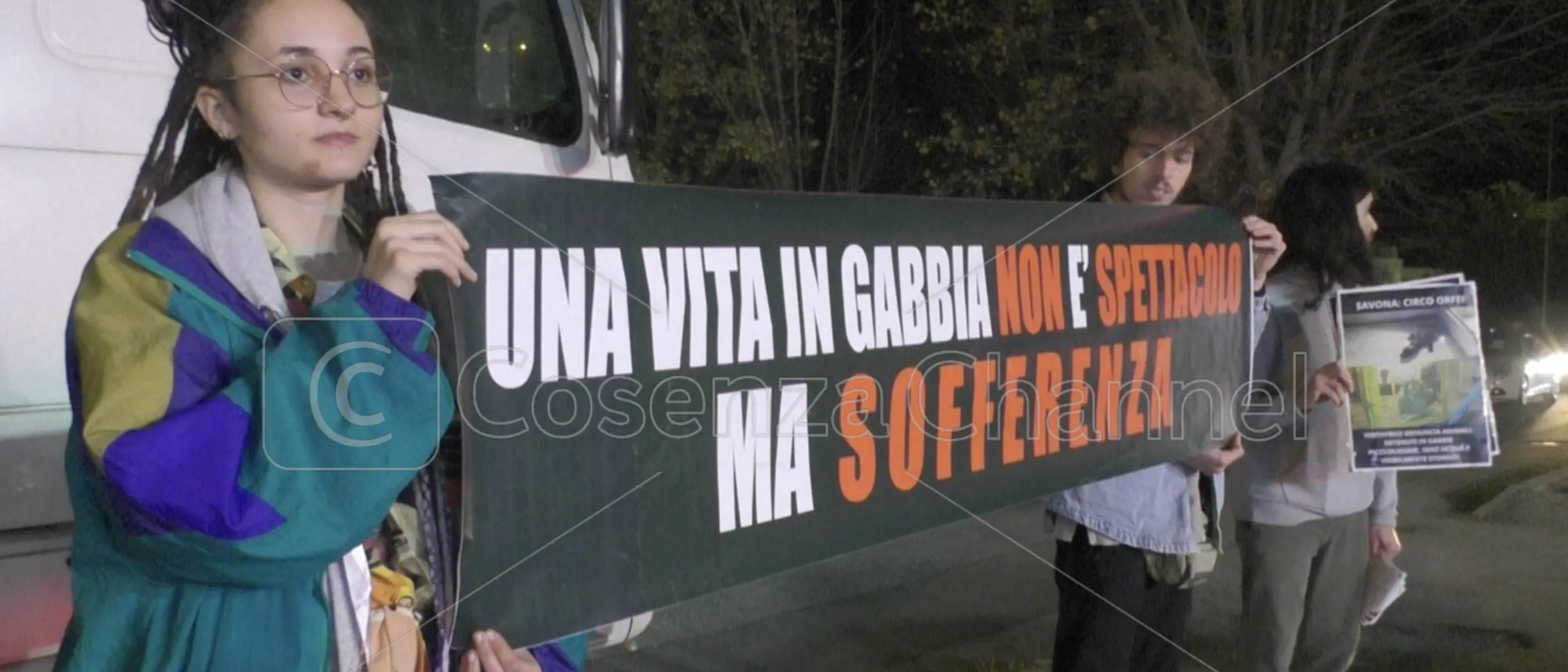 Rende, animalisti protestano davanti al circo e arrivano i carabinieri | VIDEO