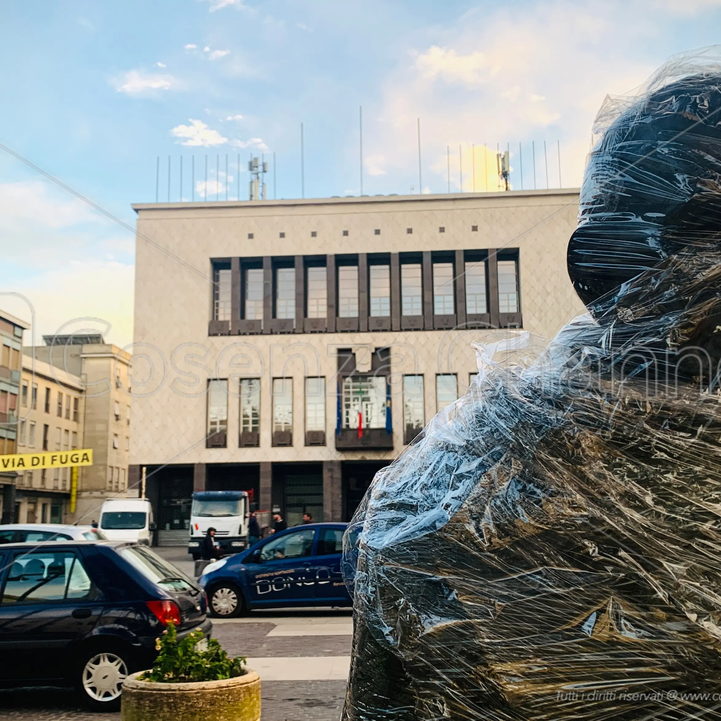 Cosenza si prepara al concerto e imbusta le statue del Mab (e qualcuna respira ancora)