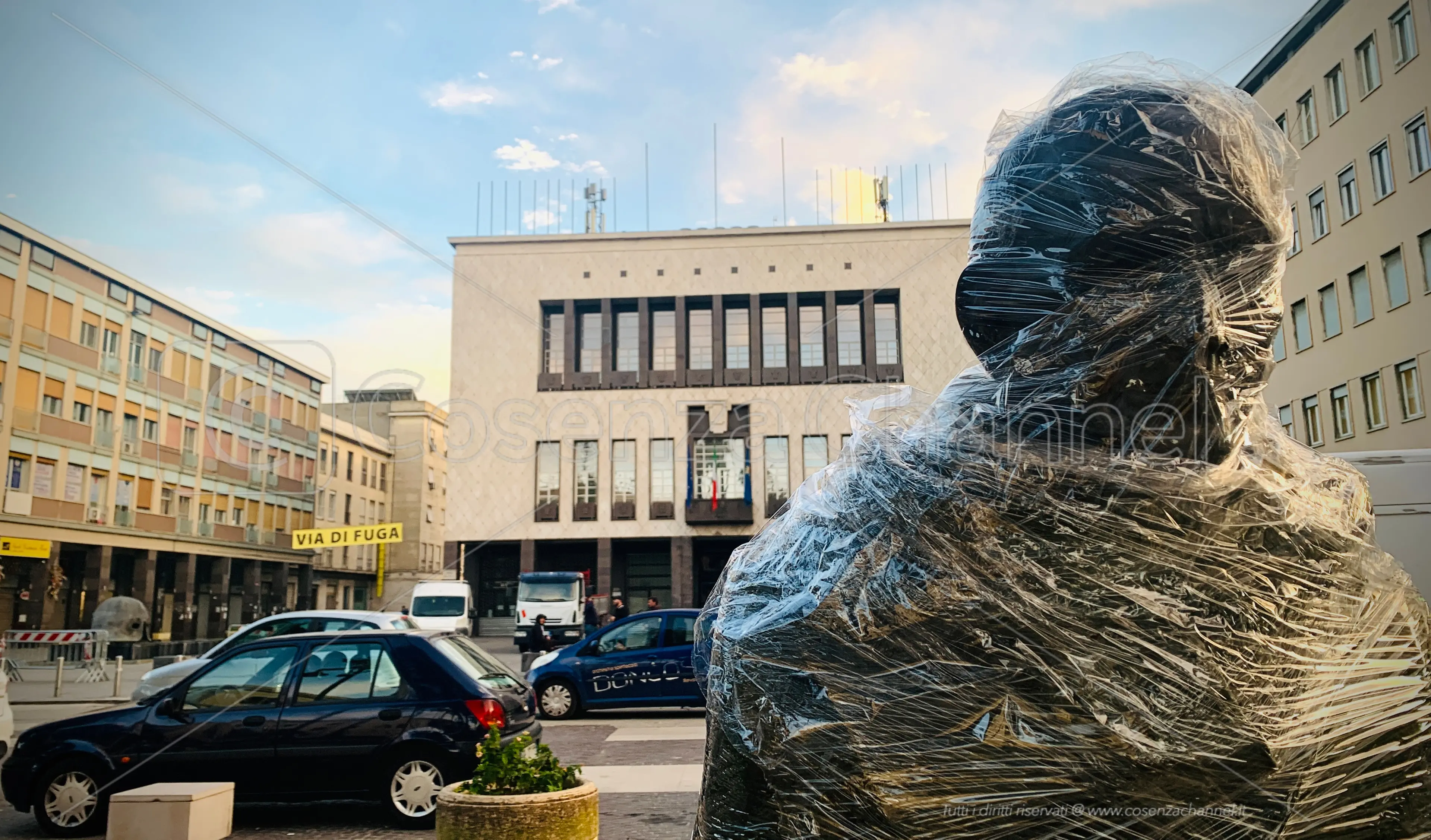 Cosenza si prepara al concerto e imbusta le statue del Mab (e qualcuna respira ancora)