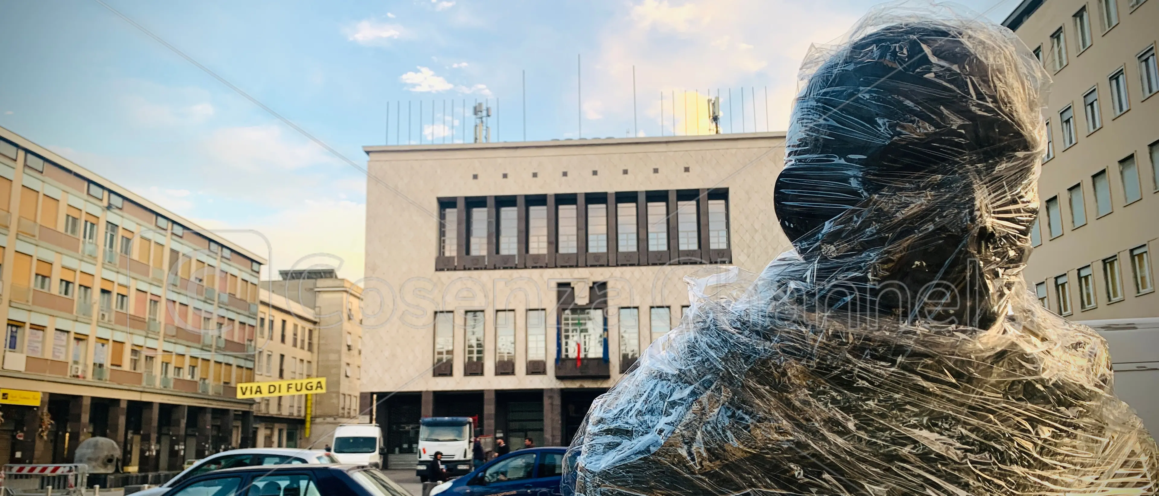 Cosenza si prepara al concerto e imbusta le statue del Mab (e qualcuna respira ancora)