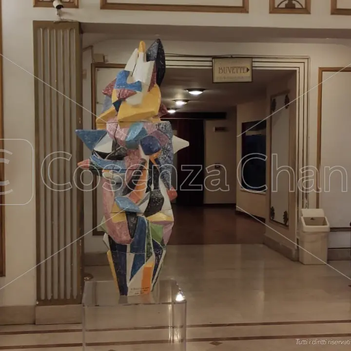 Cosenza saluta il 2023 con la statua dell'Arlecchino di Severini al Rendano