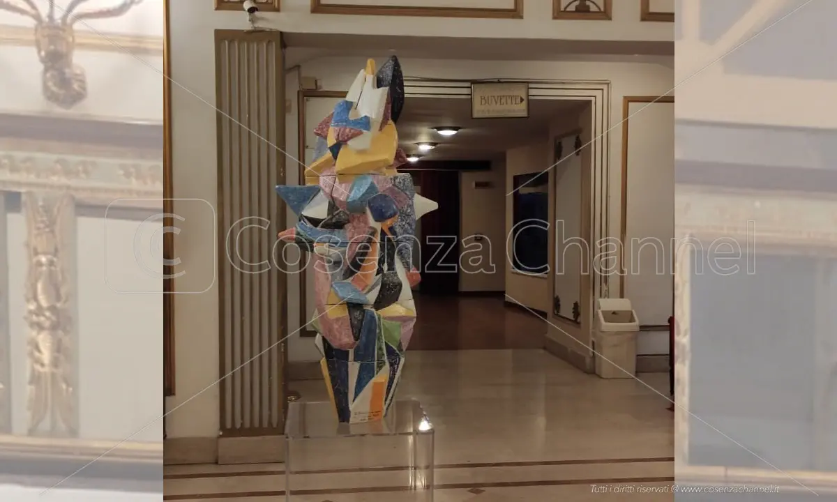 Cosenza saluta il 2023 con la statua dell'Arlecchino di Severini al Rendano
