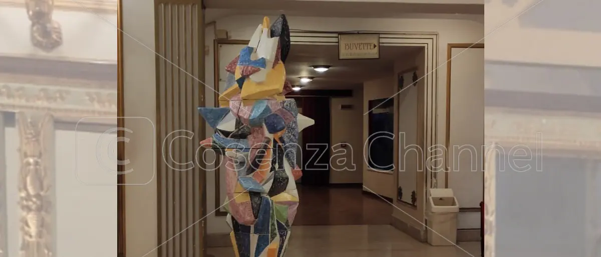 Cosenza saluta il 2023 con la statua dell'Arlecchino di Severini al Rendano