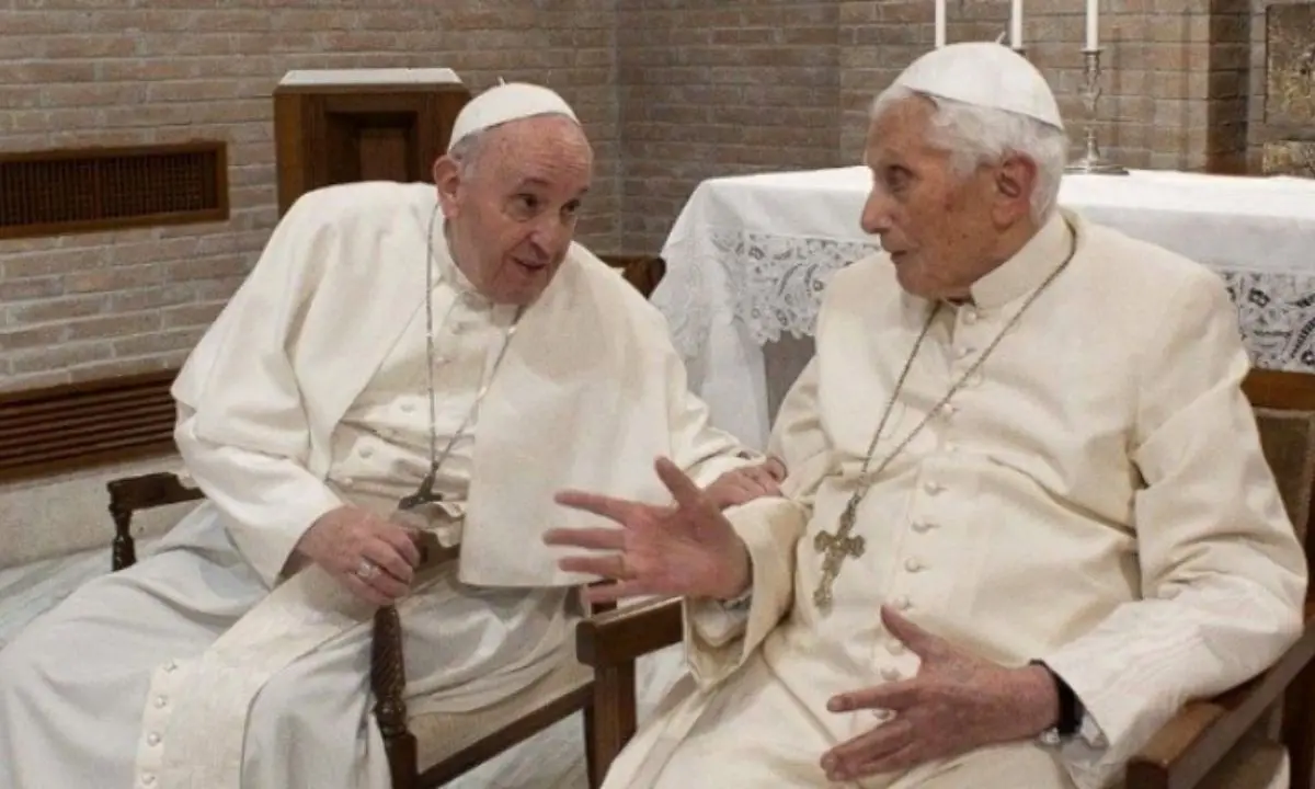 Benedetto XVI si aggrava, Bergoglio: «Una preghiera speciale per lui»