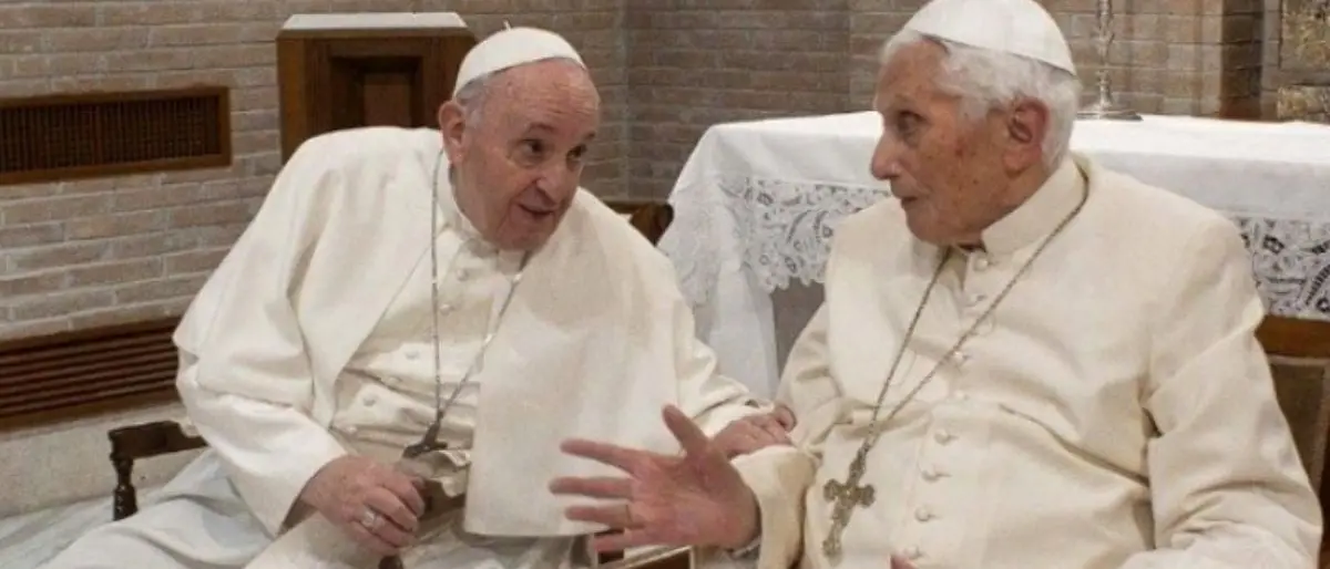 Benedetto XVI si aggrava, Bergoglio: «Una preghiera speciale per lui»