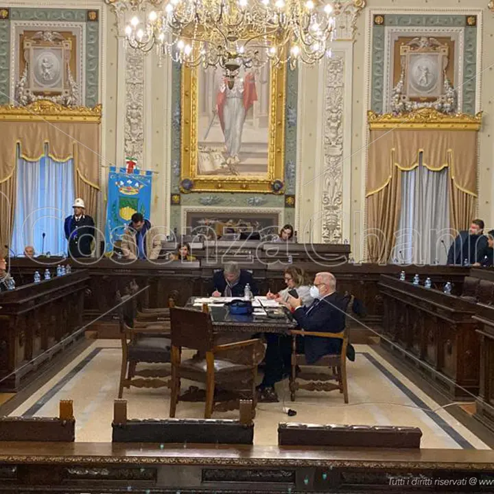 Cosenza, convocato il consiglio comunale per approvare il piano di riequilibrio finanziario pluriennale