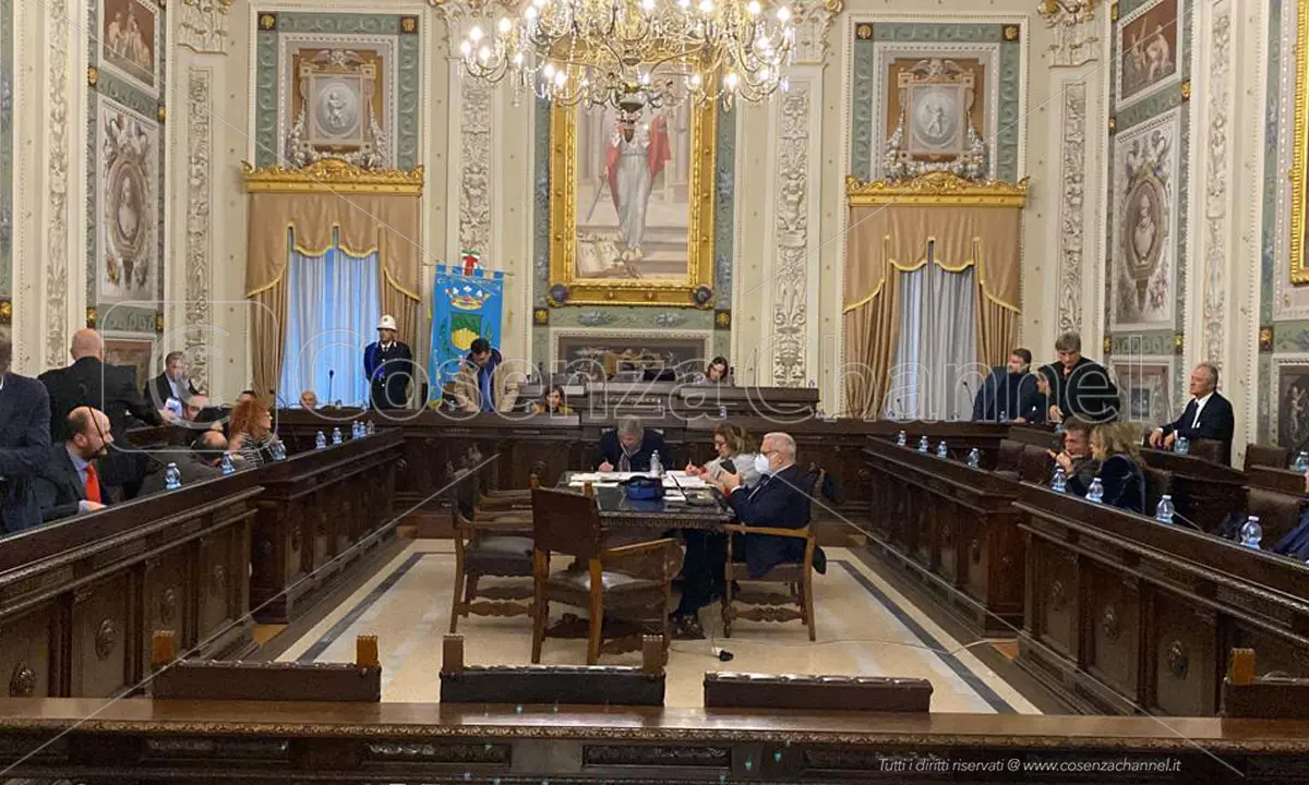 Cosenza, riconosciuti dei debiti fuori bilancio. Ok alla variazione di bilancio