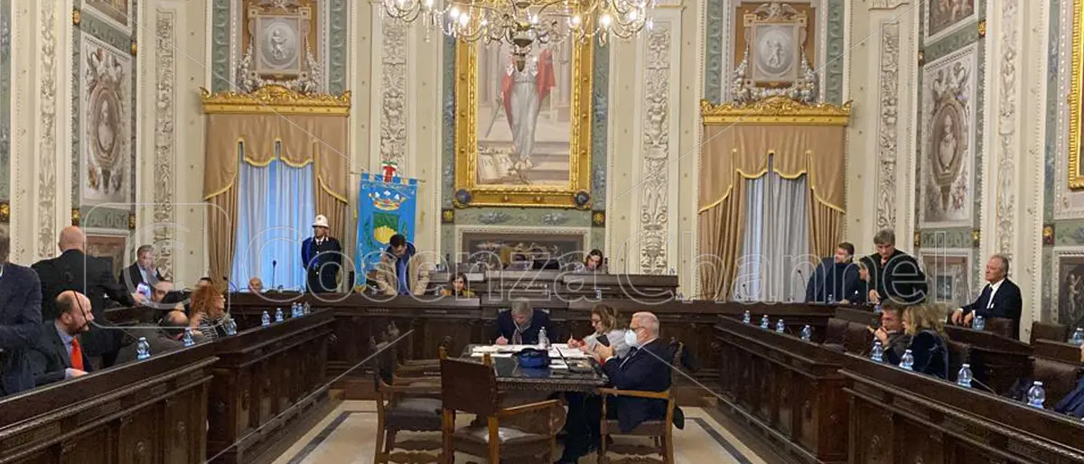 Cosenza, riconosciuti dei debiti fuori bilancio. Ok alla variazione di bilancio