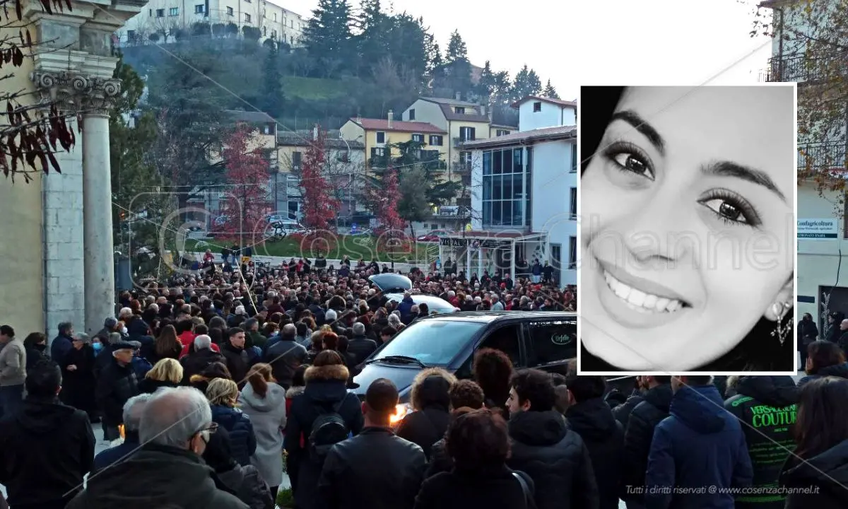 Acri si ferma per l'ultimo saluto a Elena Fiore: folla di gente al funerale | FOTO