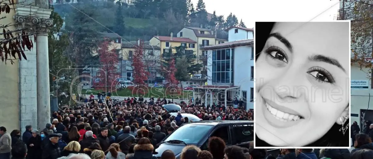 Acri si ferma per l'ultimo saluto a Elena Fiore: folla di gente al funerale | FOTO