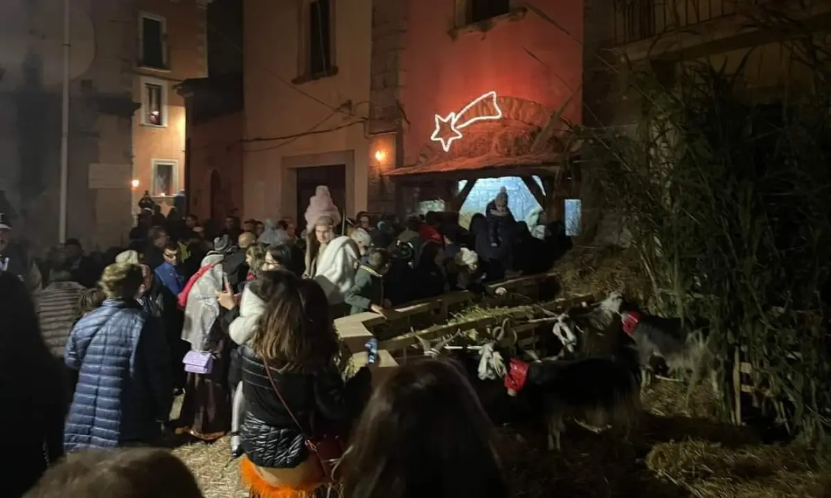 Aiello, tanti i visitatori del presepe vivente. Il sindaco Lepore: «Iniziativa fondamentale per il nostro borgo»