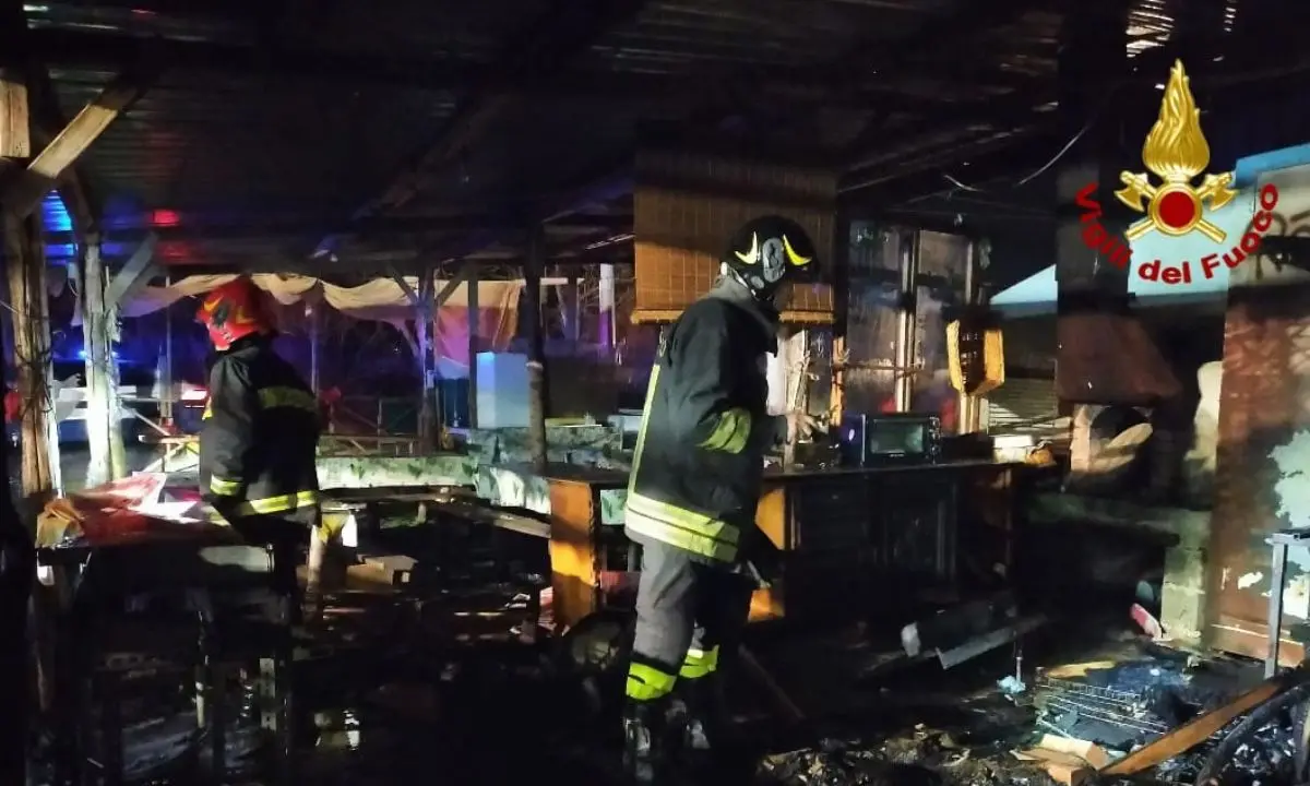 Le fiamme distruggono una baracca adibita ad area ristoro | FOTO