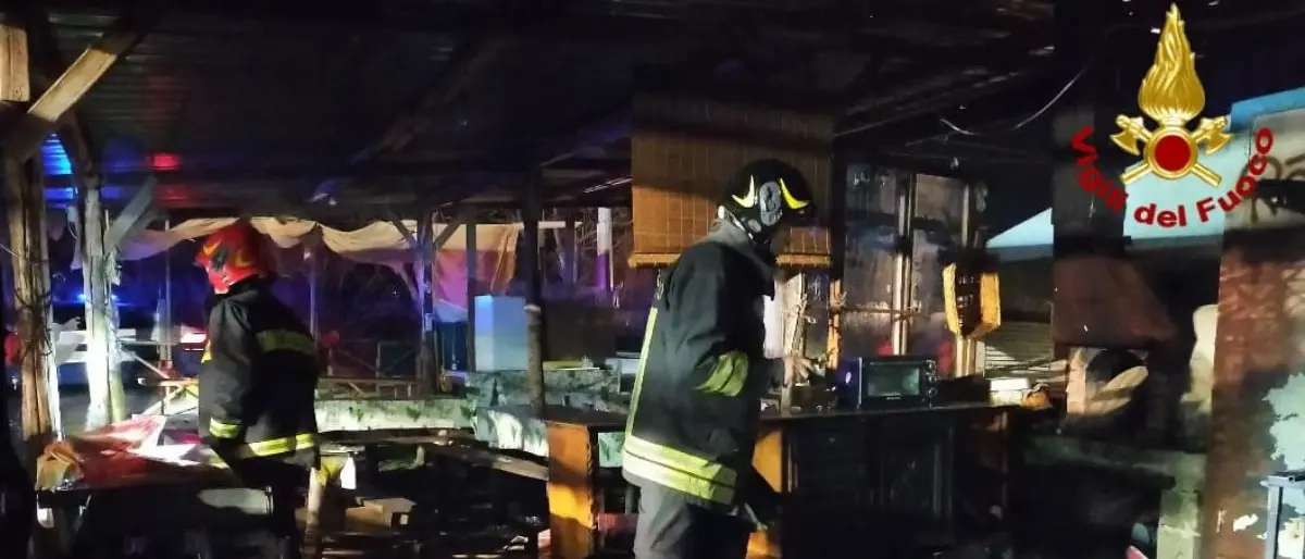 Le fiamme distruggono una baracca adibita ad area ristoro | FOTO