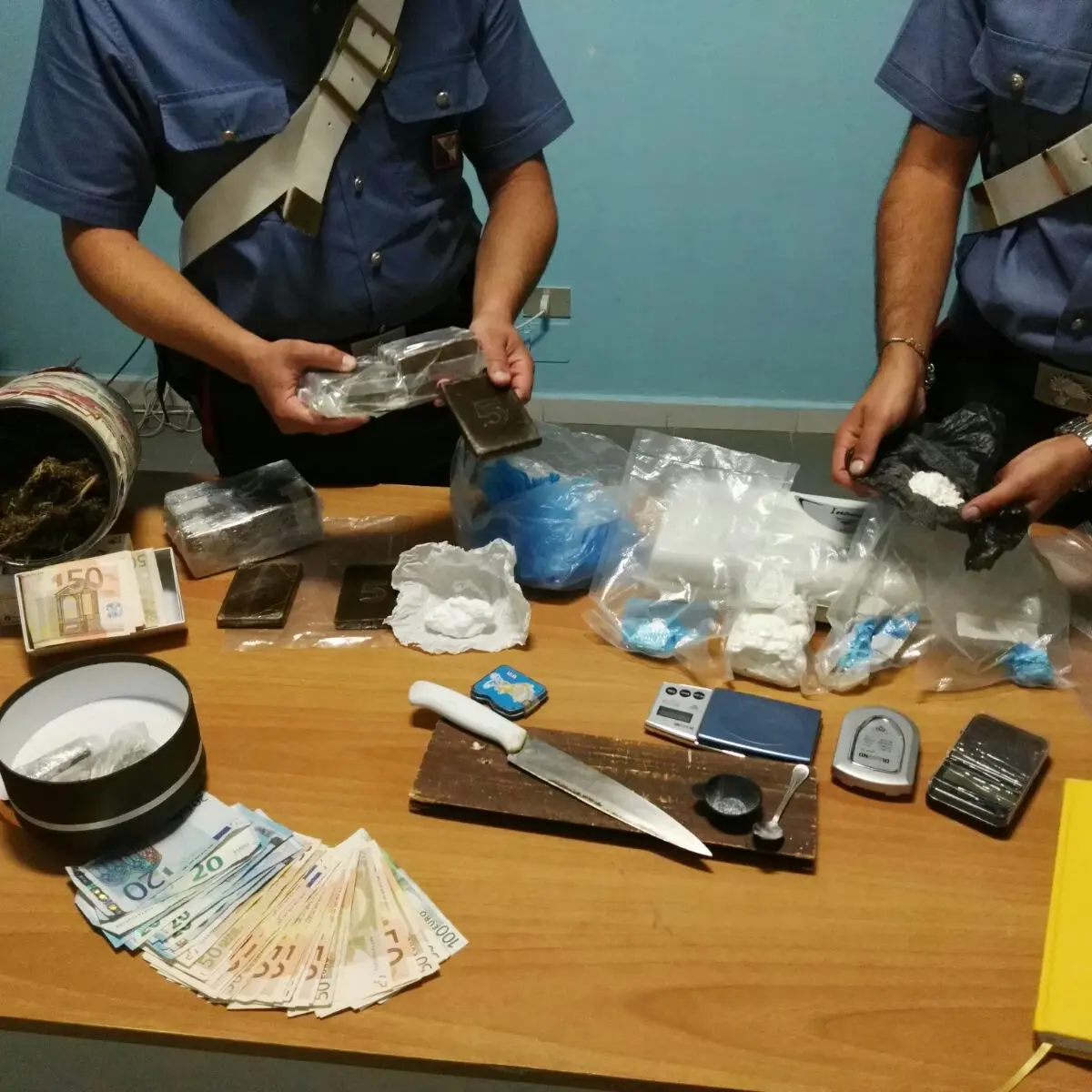 Diamante, elettricista e pusher: gli trovano marijuana e cocaina in casa e lo arrestano