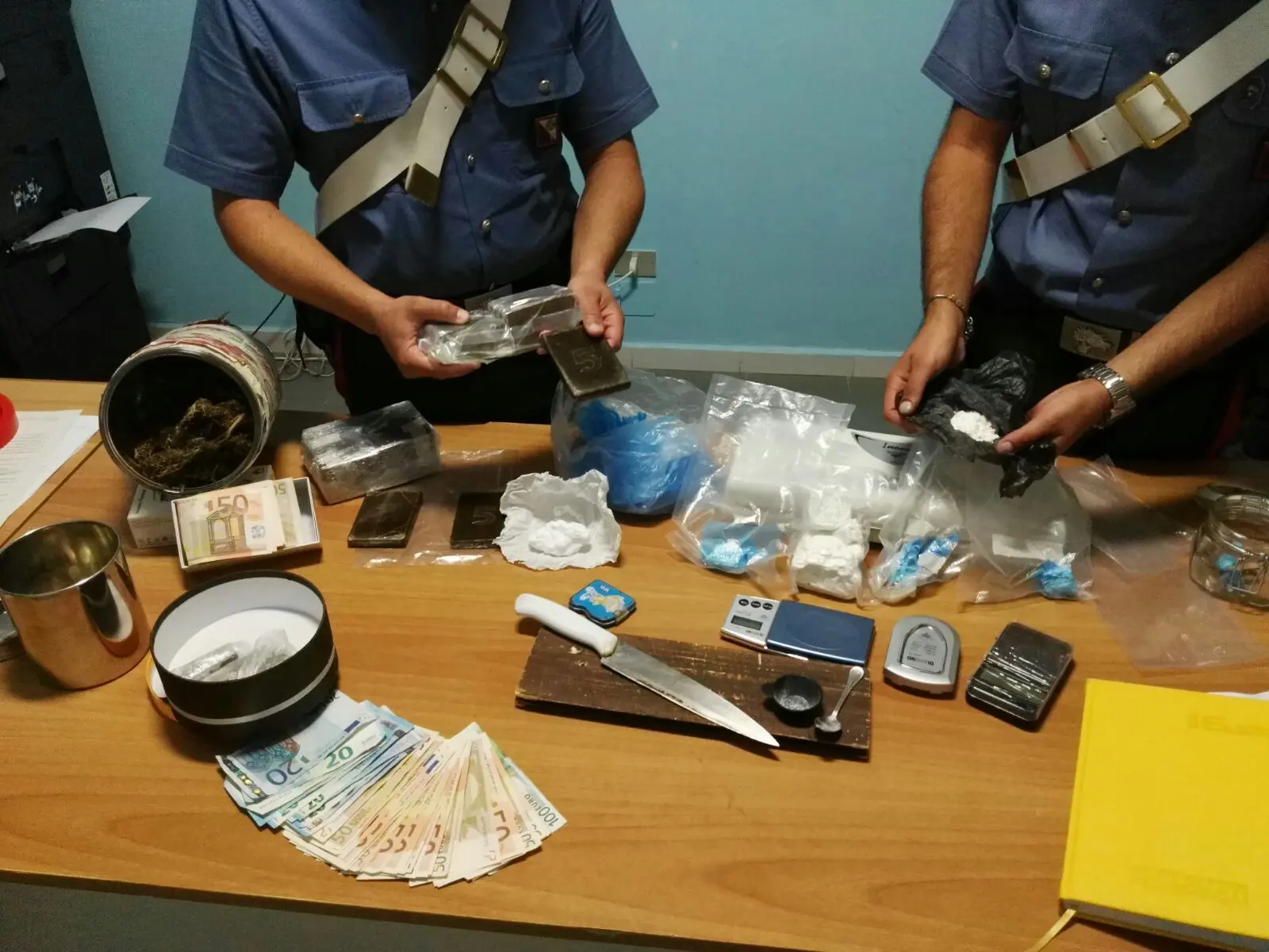Diamante, elettricista e pusher: gli trovano marijuana e cocaina in casa e lo arrestano