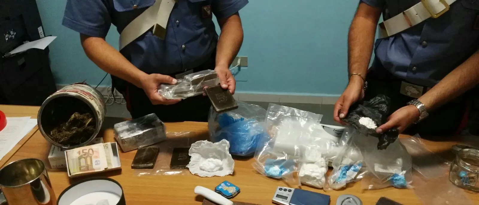 Diamante, elettricista e pusher: gli trovano marijuana e cocaina in casa e lo arrestano