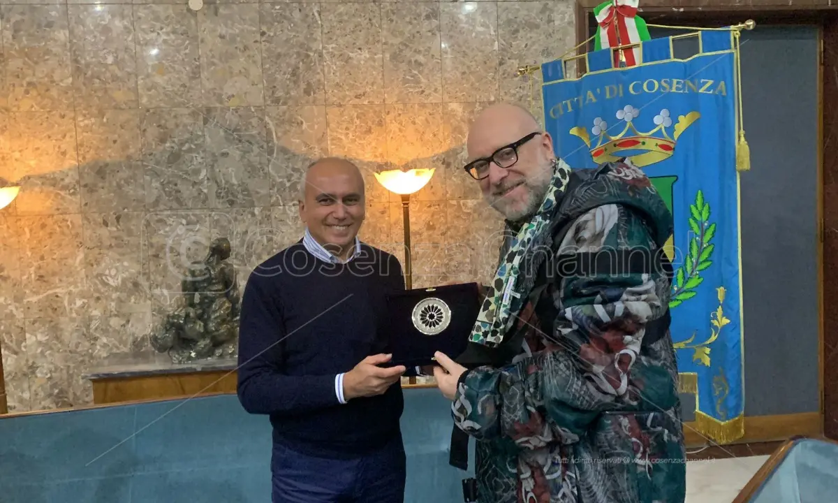 Biondi saluterà il nuovo anno a Cosenza a ritmo di Samba | VIDEO