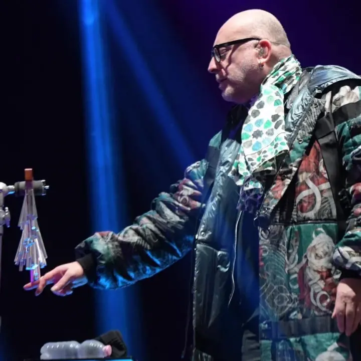 Cosenza canta con Mario Biondi: in migliaia al concerto di Capodanno | FOTO