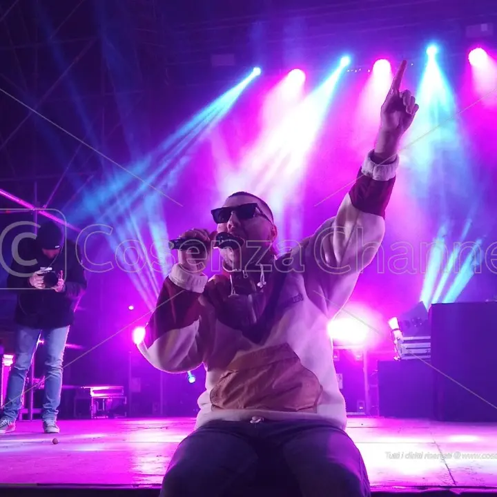 Capodanno a Corigliano-Rossano, Coez emoziona e unisce la città nell'abbraccio della musica | VIDEO