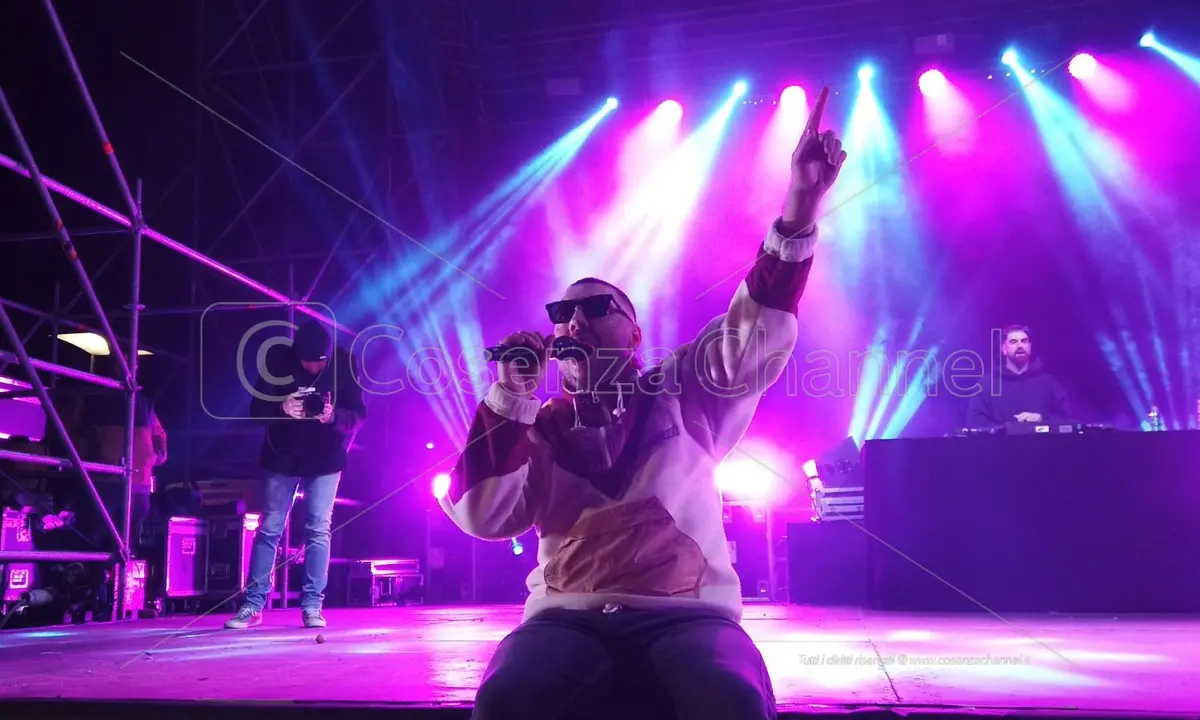 Capodanno a Corigliano-Rossano, Coez emoziona e unisce la città nell'abbraccio della musica | VIDEO