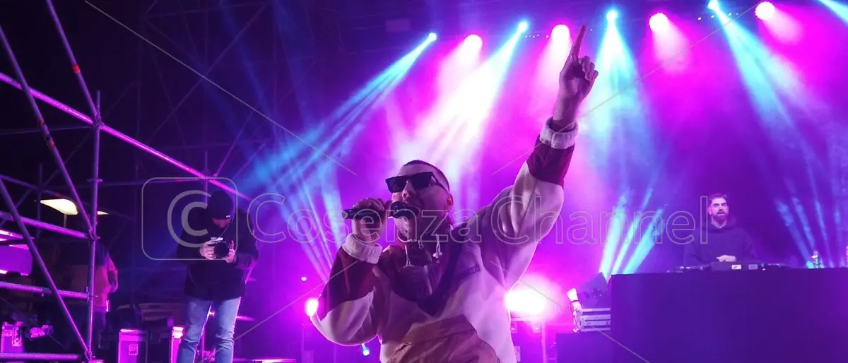 Capodanno a Corigliano-Rossano, Coez emoziona e unisce la città nell'abbraccio della musica | VIDEO