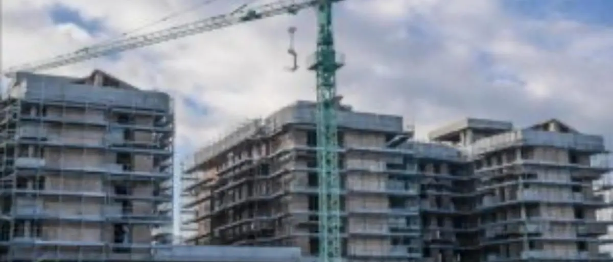 Orrore a Rossano, due giovani precipitano dal primo piano e restano infilzati