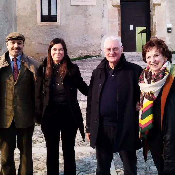 Rende, inaugurata al Castello \"Vetrate\", l'opera di Pirri