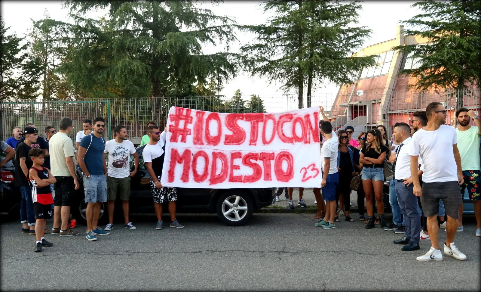 I familiari e amici di Modesto sotto il carcere: «Francesco dimostrerà che è innocente» [FOTO]