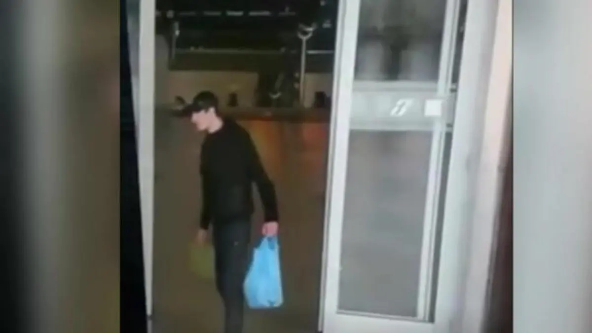 Un fermo immagine tratto da un video postato sui social che riprende il filmato dell\\'aggressione dalla telecamera di sorveglianza della Polfer. Nelle immagini si vede Aleksander Mateusz Chomiak, l\\'uomo che ha accoltellato la 24enne israeliana alla stazione Termini e che subito dopo si \\u00E8 dato alla fuga. Roma, 3 gennaio 2023. +++ATTENZIONE LA FOTO NON PUO\\' ESSERE PUBBLICATA O RIPRODOTTA SENZA L\\'AUTORIZZAZIONE DELLA FONTE DI ORIGINE CUI SI RINVIA+++ ANSA/ , ANSA