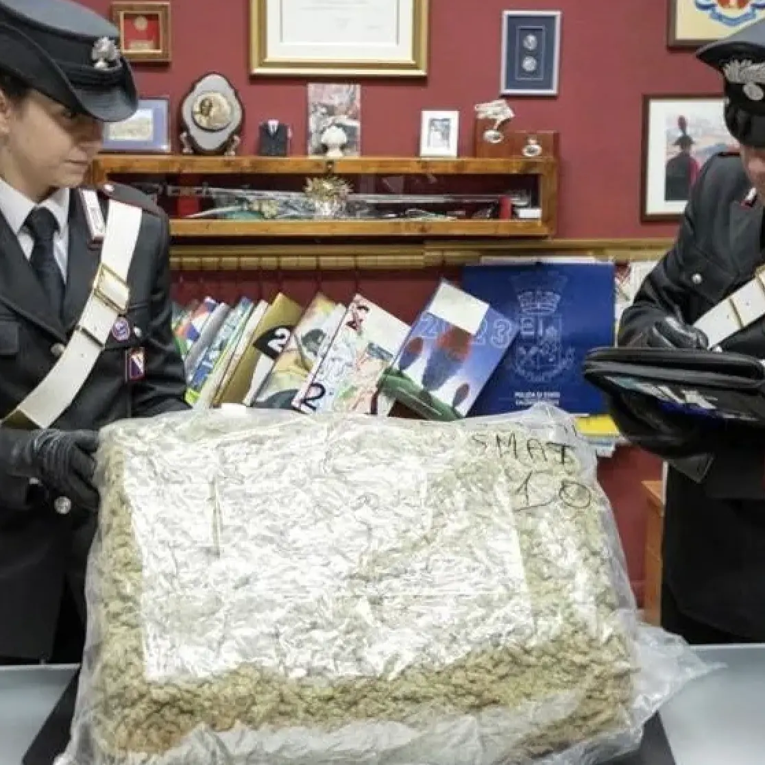 Regalo stupefacente. Compra i pastori del presepe e riceve un chilo di droga