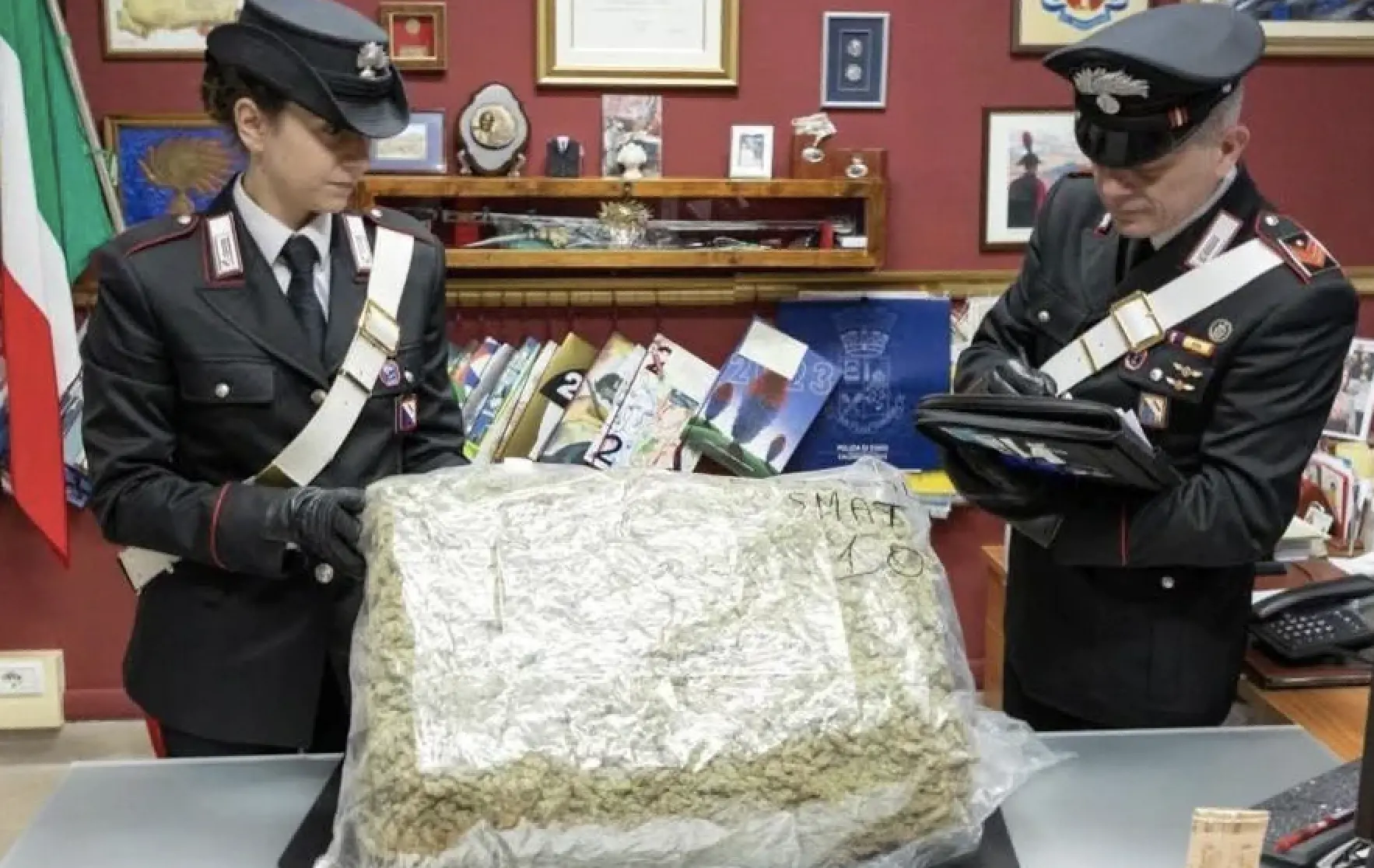 Regalo stupefacente. Compra i pastori del presepe e riceve un chilo di droga