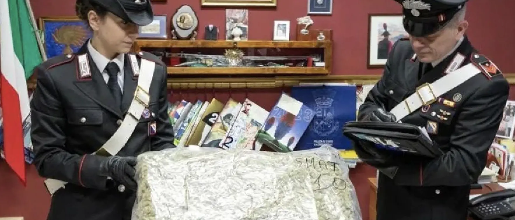 Regalo stupefacente. Compra i pastori del presepe e riceve un chilo di droga