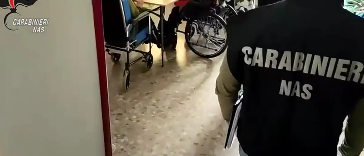 Cosenza, casa riposo e casa famiglia sovraffollate e con infiltrazioni | VIDEO