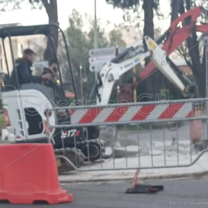 Rende, demolita e spostata la rotonda di Via Minzoni | FOTO - VIDEO