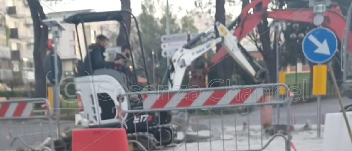 Rende, demolita e spostata la rotonda di Via Minzoni | FOTO - VIDEO